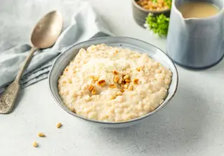 Солёная овсянка с пармезаном и кедровыми орехами
