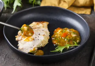 Соус из хурмы и куриное филе в специях