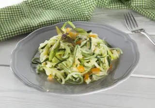 Спагетти из цуккини с помидорами и чесноком