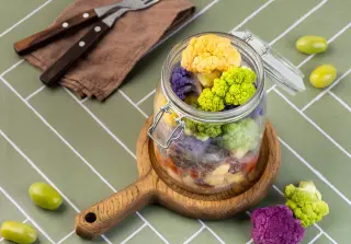 Стейк с картофелем, овощами и брусничным соусом в банке