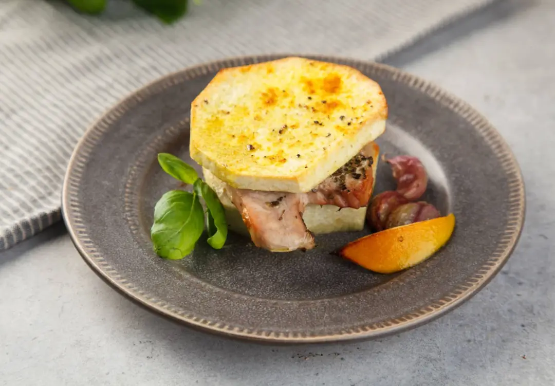 Стейки индейки, запечённые с ямсом и чесноком