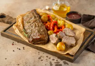 Свиные рёбра с картошкой и болгарским перцем