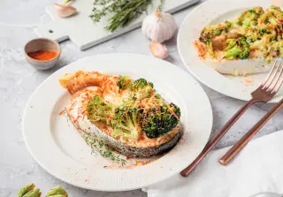 Сёмга с брокколи и зелёным горошком, запечённая в сливках