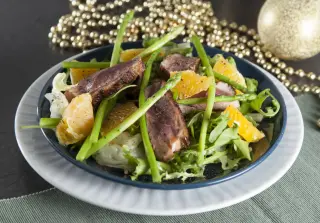 Теплый салат с утиной грудкой и апельсином