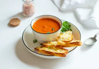 Томатный суп с сырными гренками