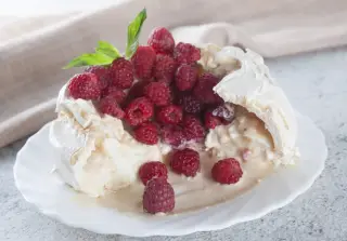 Торт Павлова с малиной и катыком