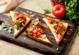 Тосты с чесночной намазкой и тартаром из томатов