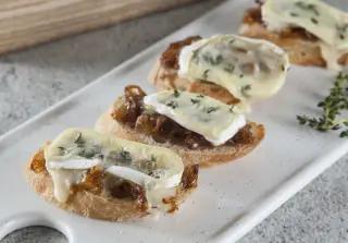Тосты с карамелизированным луком и камамбером