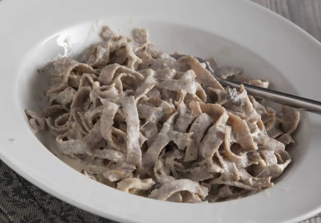 Цельнозерновая лапша с сливочно-грибным соусом