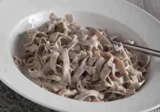 Цельнозерновая лапша с сливочно-грибным соусом