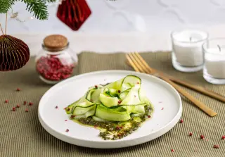 Цветок из маринованного цуккини с соусом песто