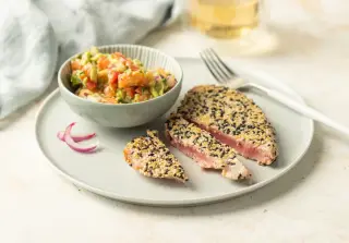 Тунец в кунжутной корочке с гуакамоле