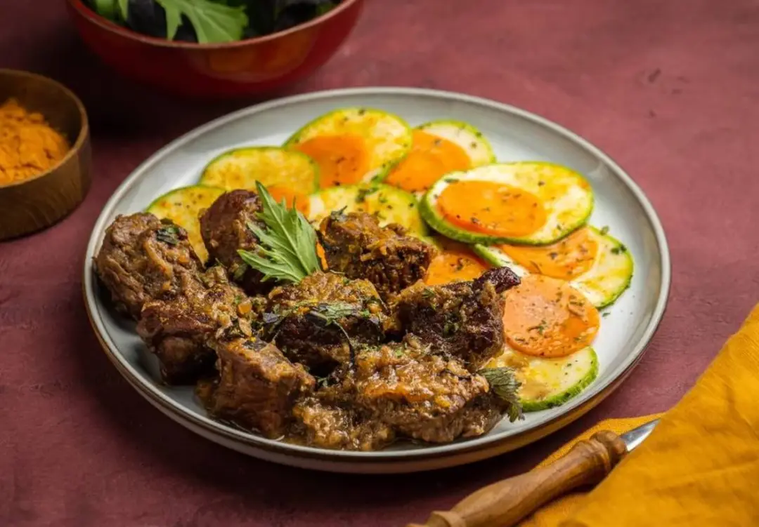 Тушёное филе говядины в чесночном соусе с овощами