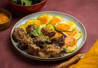 Тушёное филе говядины в чесночном соусе с овощами