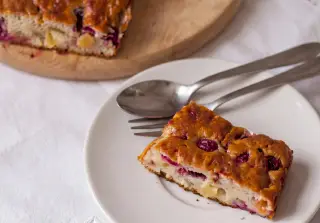 Творожный кекс с черной смородиной и изюмом