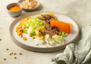 Тёплый салат с печенью и хурмой