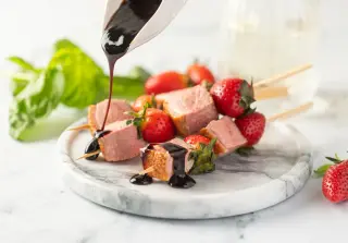Утиная грудка с клубникой на шпажках