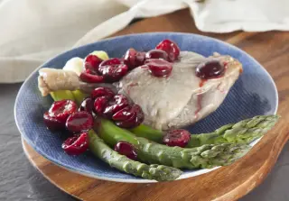Утиное конфи со спаржей и соусом из черешни