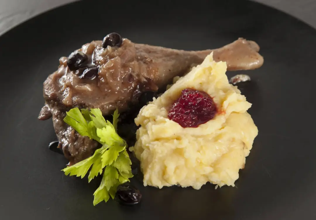 Утка с брусникой и пюре из яблок и картофеля