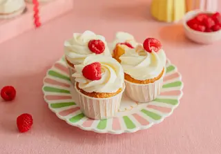 Ванильные капкейки с малиной