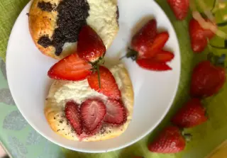 Ватрушки с творогом и клубникой