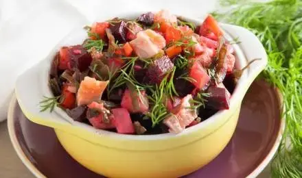 Винегрет с морской капустой и рыбой