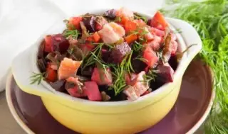Винегрет с морской капустой и рыбой