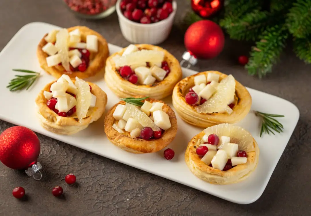 Волованы с козьим сыром и брусникой