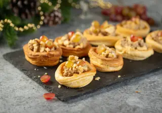 Волованы с печёночным паштетом и виноградом