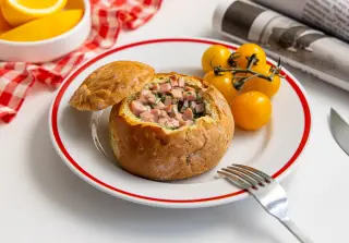 Яичница с колбасой в булке