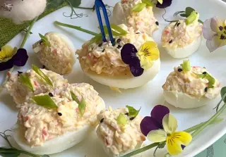 Яйца, фаршированные крабовыми палочками