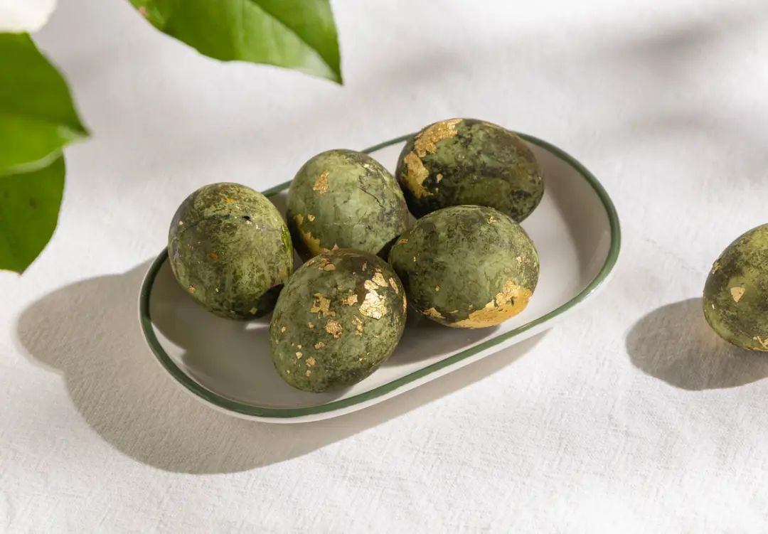 Яйца, окрашенные каркаде и куркумой