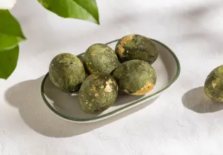 Яйца, окрашенные каркаде и куркумой