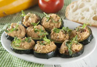 Закуска из цукини с хумусом