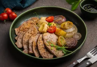 Запечённая говяжья лопатка с лучком