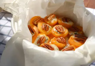 Запечённые абрикосы с голубым сыром и орехами