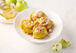 Запечённые яблоки с творогом и орехами