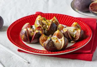 Запечённый инжир с сыром и орехами