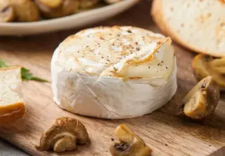 Запечённый сыр Бри с шампиньонами
