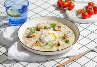 Зелёная гречка с грибами и яйцом пашот