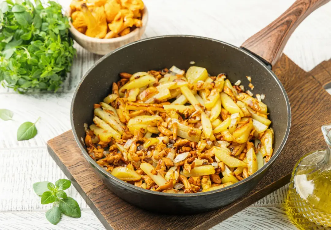 Жареная картошка с лисичками