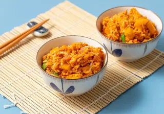 Жареный рис с овощами и яйцом