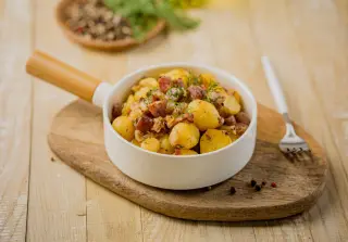 Жарёха с картошкой и колбасками