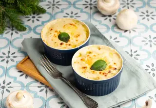 Жюльен с курицей, грибами и сыром